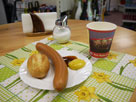 Heiße Riesenbockwurst mit Brötchen